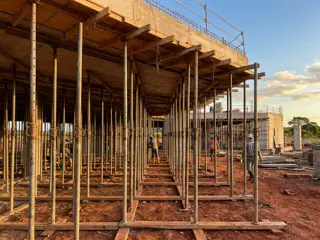 Escoras metálicas sustentando fôrma de laje em obra